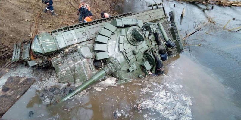 Ukrajinci se snaží vylovit utopený ruský tank.