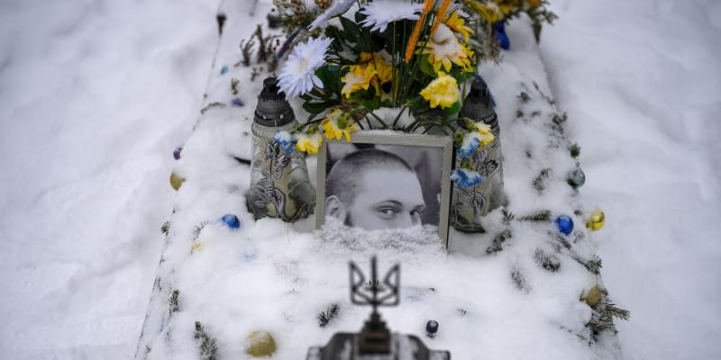 Portrét 30letého seržanta Oleksandroviče Sixoje, částečně zasypaný sněhem, na jeho hrobě ve Lvově. Byl zapit 13. dubna 2022. (7.2.2023)