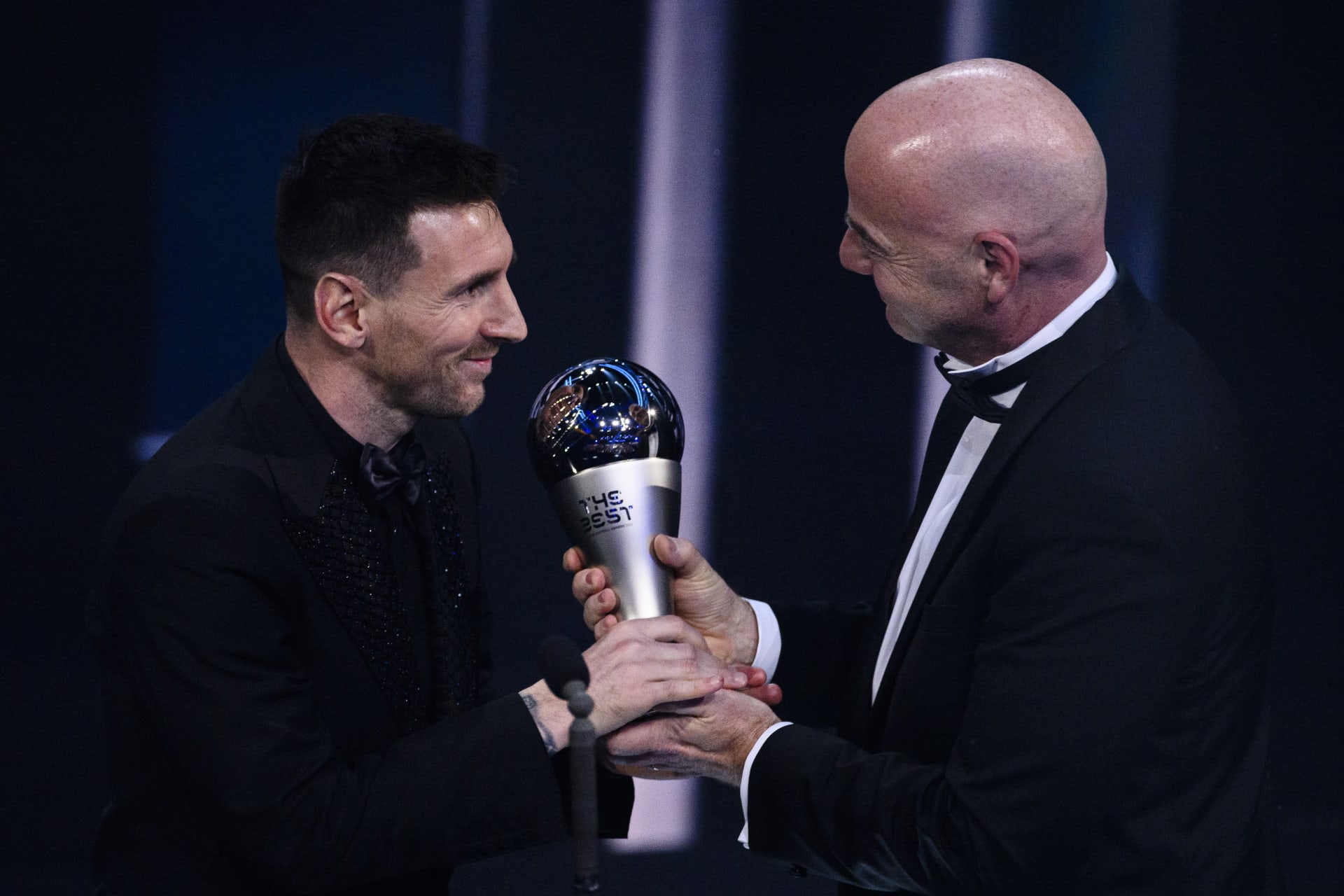 Šéf FIFA Gianno Infantino předává cenu Messimu.