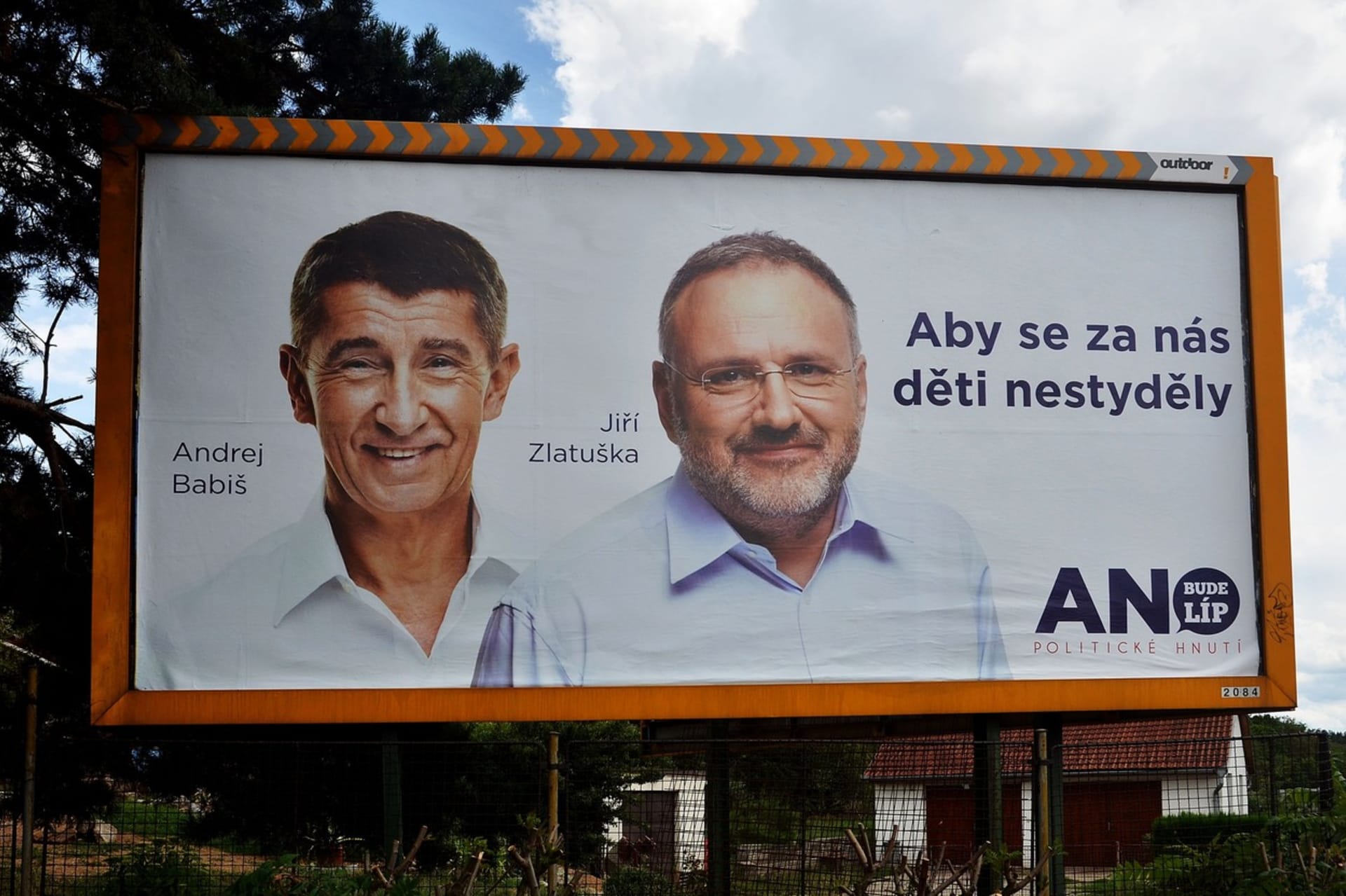 Jiří Zlatuška na billboardu s Andrejem Babišem
