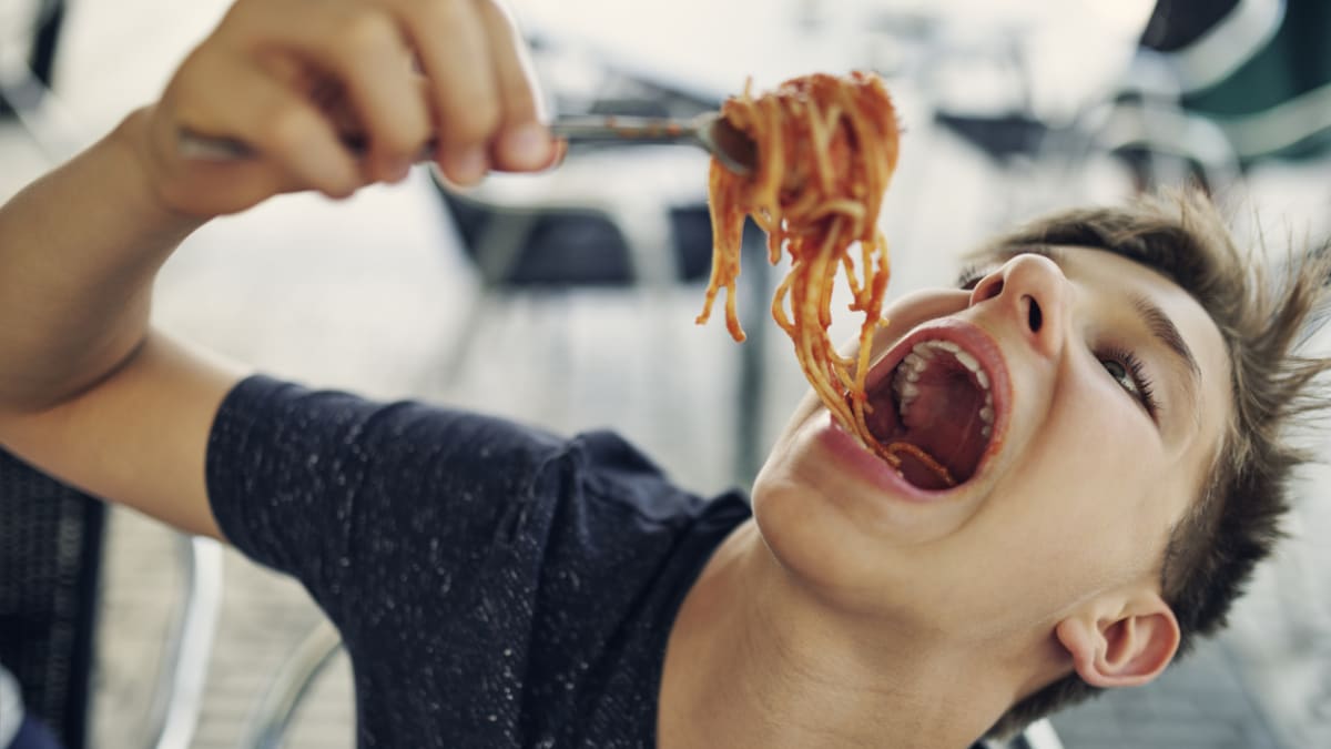 Chlapec si užívá špagety