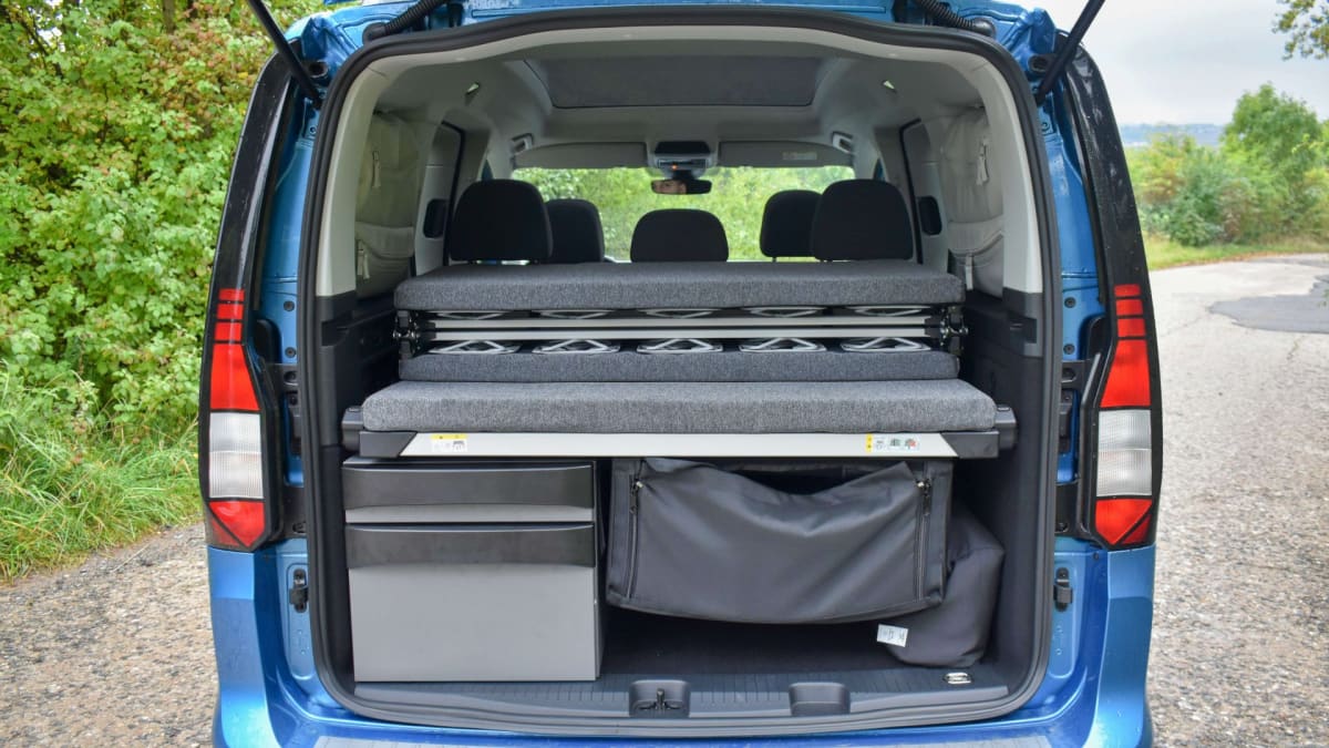Volkswagen Caddy California využívá kempovací vestavbu integrovanou do běžného minivanu. Základem jsou dvě lůžka, nechybí ale ani vařič nebo venkovní sezení.