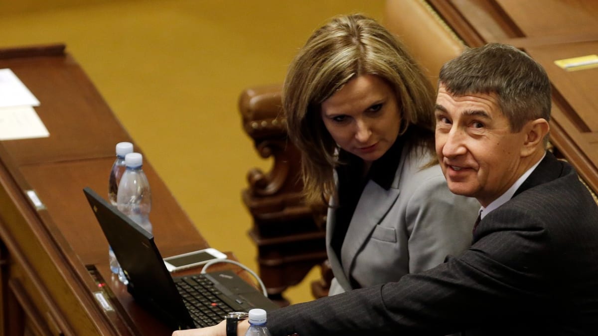 Kristýna Zelienková a Andrej Babiš na jednání Poslanecké sněmovny v roce 2014