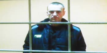 Navalného zavřeli na Sibiři opět na samotku. Ráno ho budí Putinova oblíbená popová hvězda