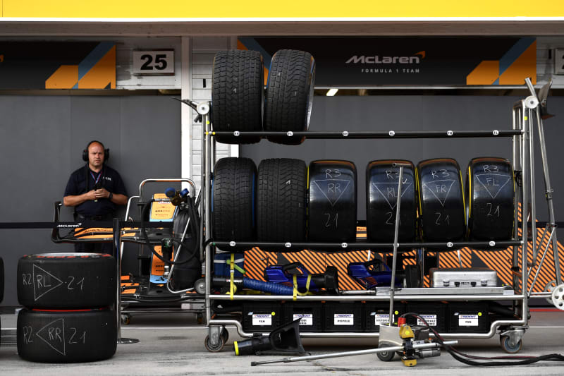 Pneumatiky před garáží týmu McLaren