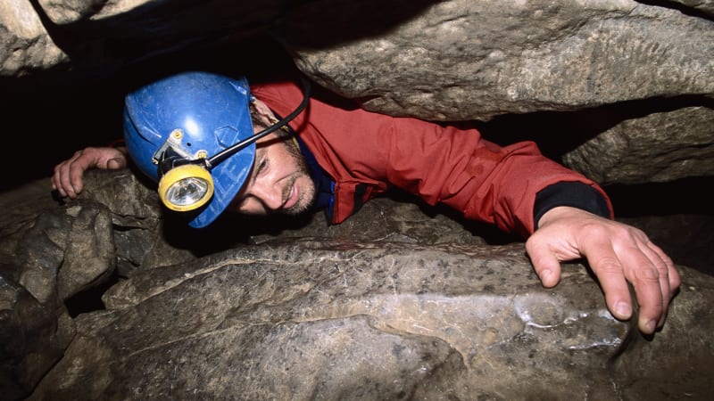Mladí jeskyňáři se chytili do přírodní pasti. Úzké chodby a voda způsobily tragédii