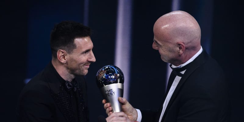 Šéf FIFA Gianno Infantino předává cenu Messimu.