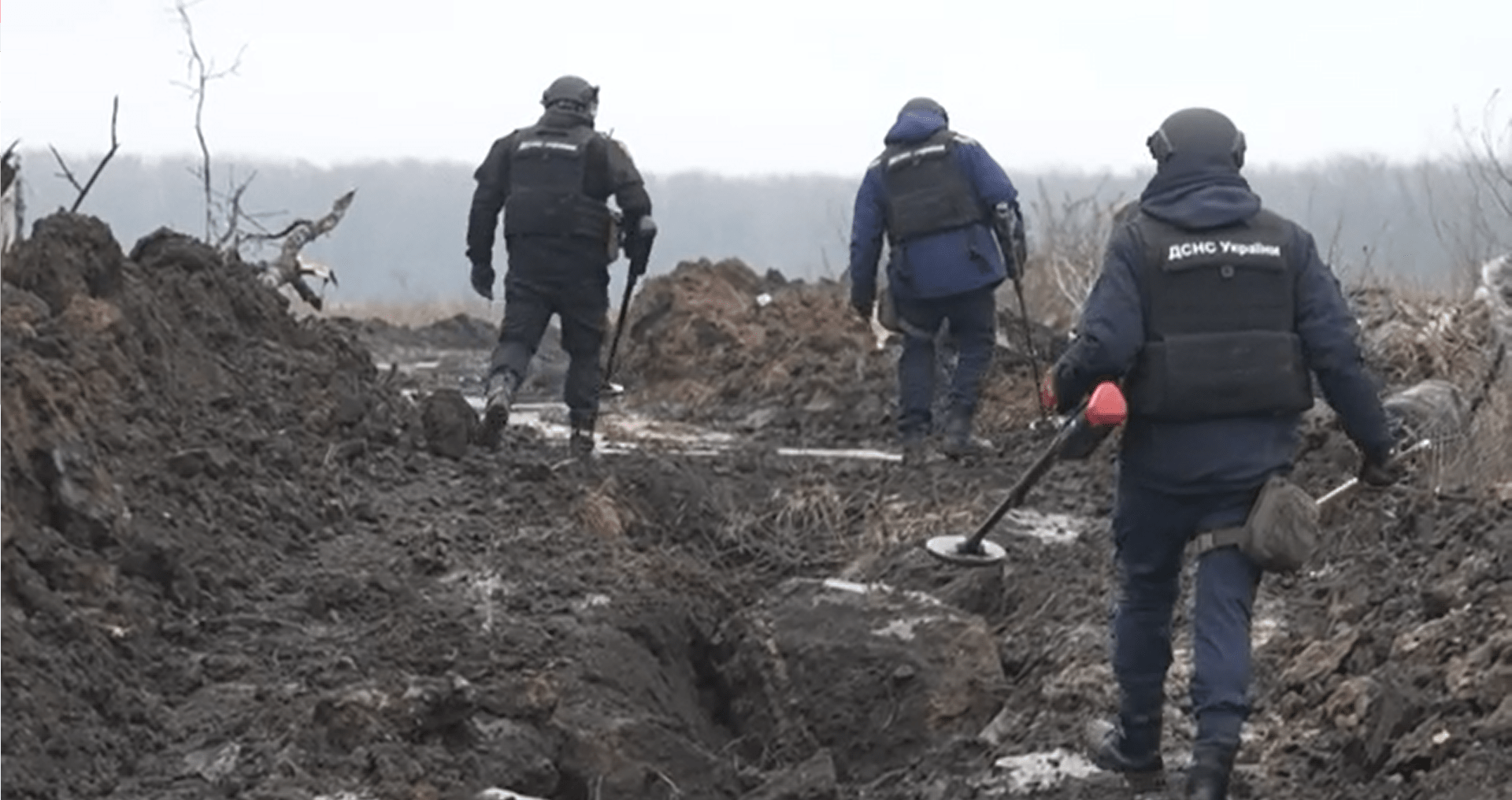 Štáb CNN natáčel s ukrajinskými ženisty, kteří vyhledávají a likvidují nevybuchlé miny a munici