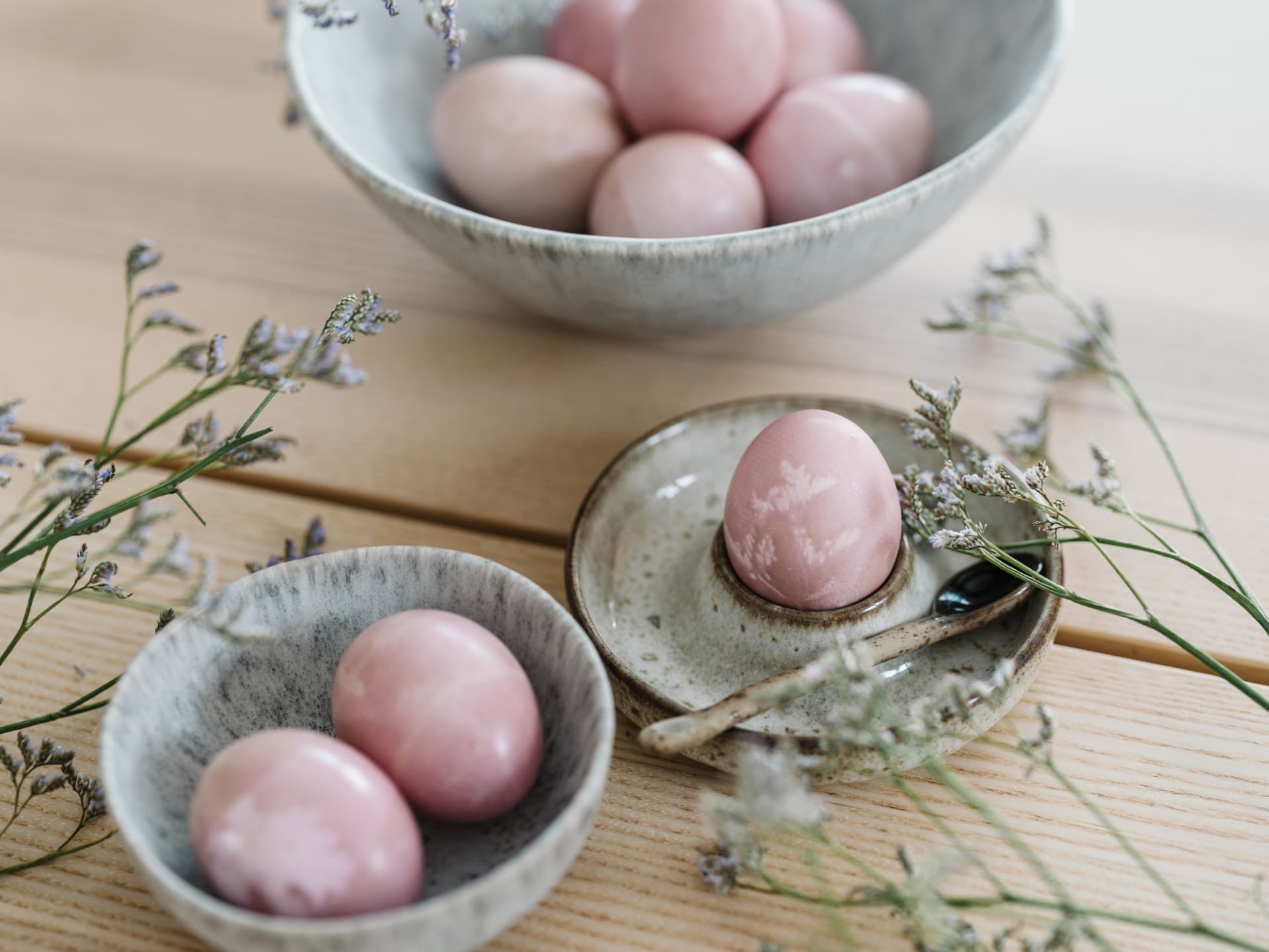 Moderní velikonoční vajíčka vykouzlíte i použitím tradičních přírodních barev