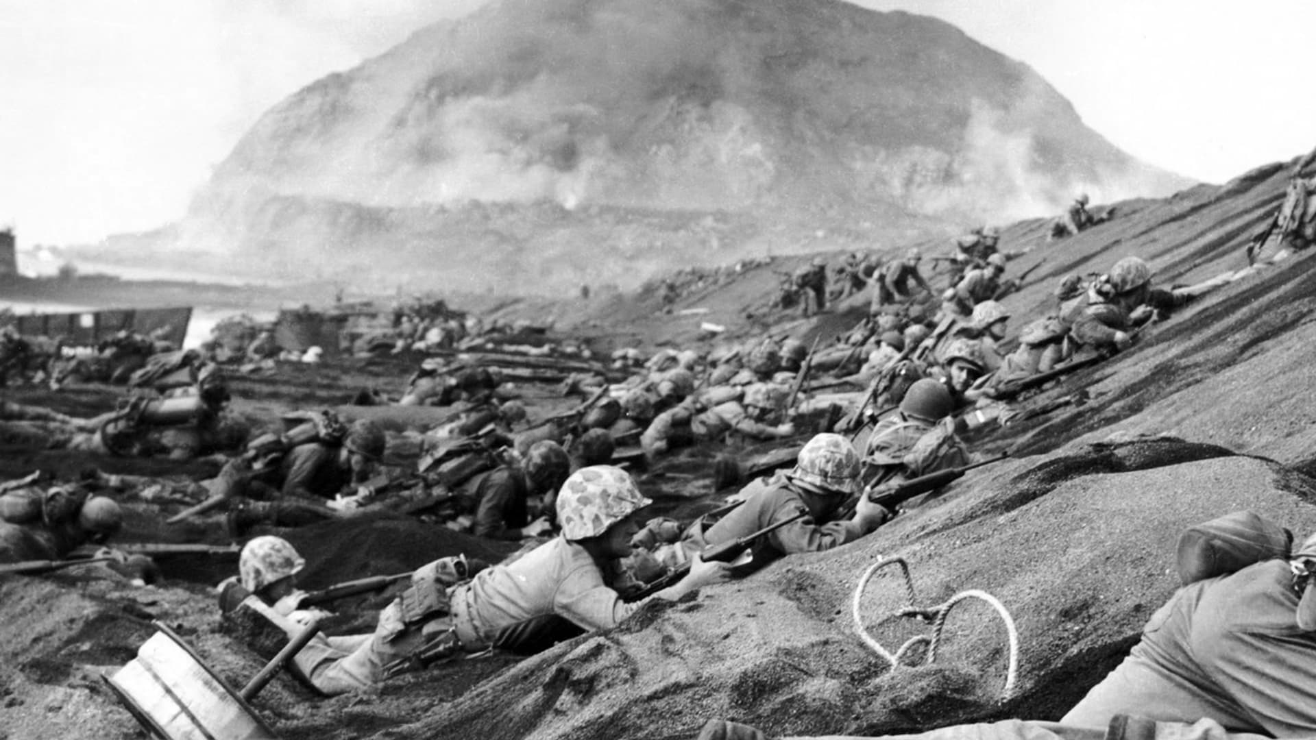Námořní pěchota přišpendlená na pobřeží Iwodžimy