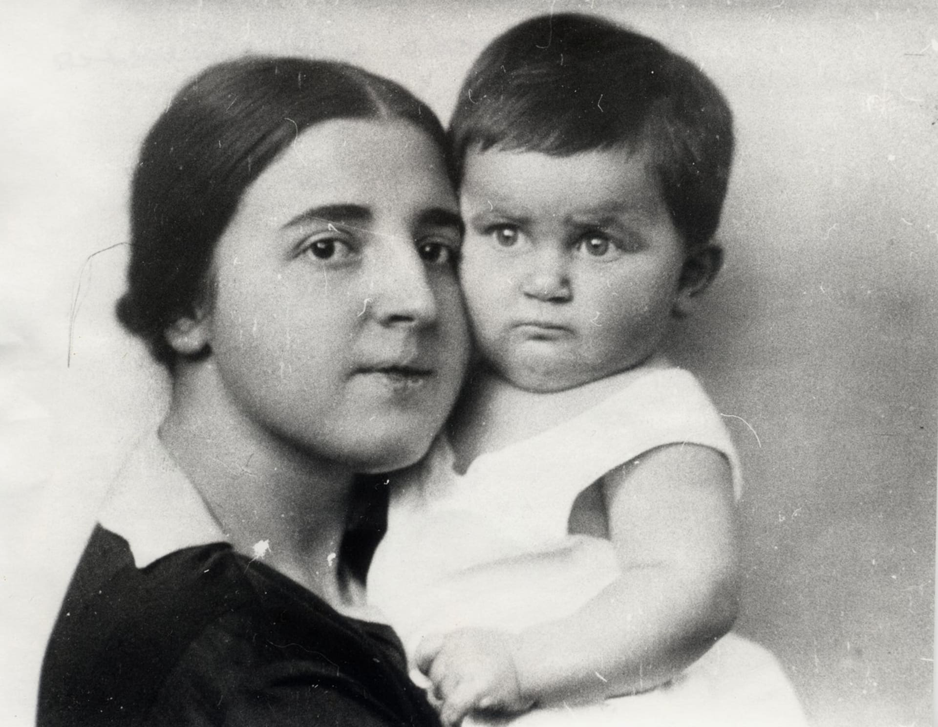 Druhá Stalinova manželka Naděžda Allilujevová s dcerou Světlanou.