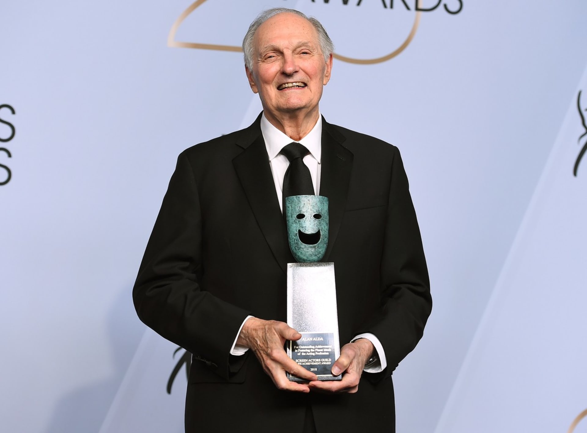 Alan Alda v roce 2019 obdržel Ocenění za celoživotní dílo.