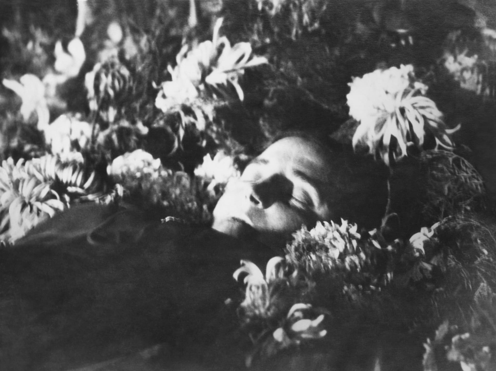Pohřeb Stalinovy druhé manželky Naděždy Allilujevové, s níž měl diktátor dva biologické a jednoho adoptovaného potomka.