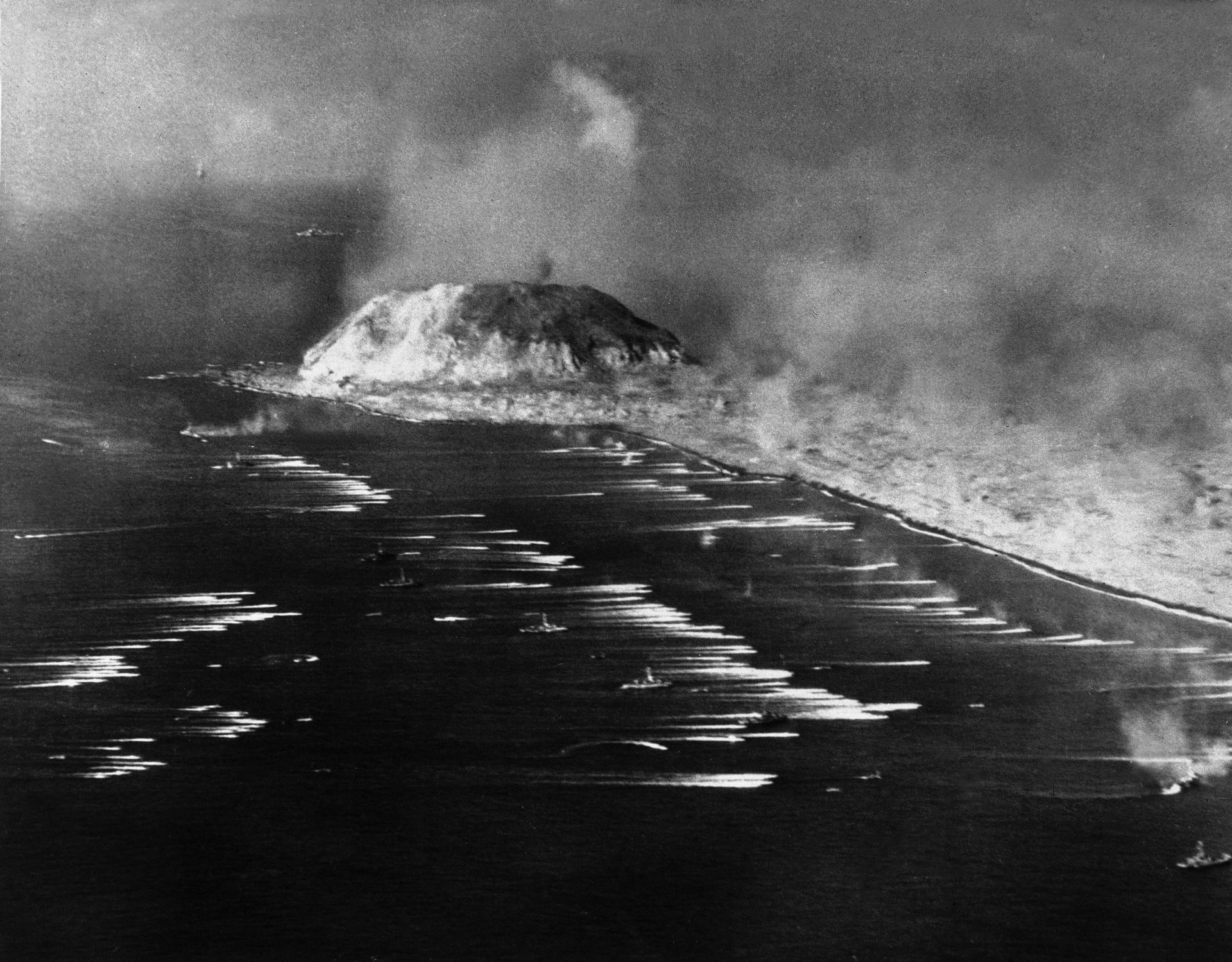 Vyloďovací čluny s námořní pěchotou a technikou se blíží k pobřeží Iwodžimy. Včetně letectva a námořnictva na ostrov útočilo přes 100 000 mužů