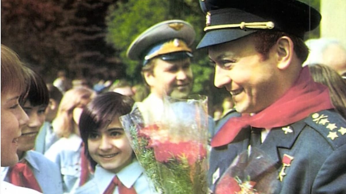 Remek s Gubarevem těsně po návratu z kosmu. Foto z knihy Alekseje Aleksandroviče Gubareva Splněné naděje. V Praze vyšla v roce 1979.