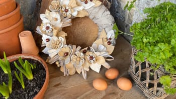 Květinový věnec: Využijte pomačkaný balicí papír i krabičky od vajíček na jarní dekoraci
