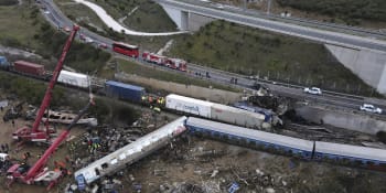 OBRAZEM tragická srážka vlaků v Řecku: Lidé nevěděli, kde jsou. Vagony byly úplně zničené