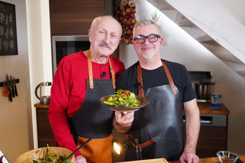 Moderátor Oldřich Navrátil a šéfkuchař Luboš Rychvalský ukazují, jak zpracovat ovoce, zeleninu, ale i další potraviny do posledního kořínku či drobečku. 