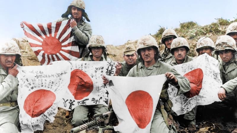 Američtí vojáci s ukořistěnými japonskými vlajkami 