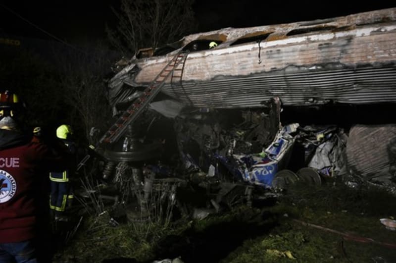 Při srážce dvou vlaků v Řecku zahynulo 26 lidí, osm desítek je raněných.