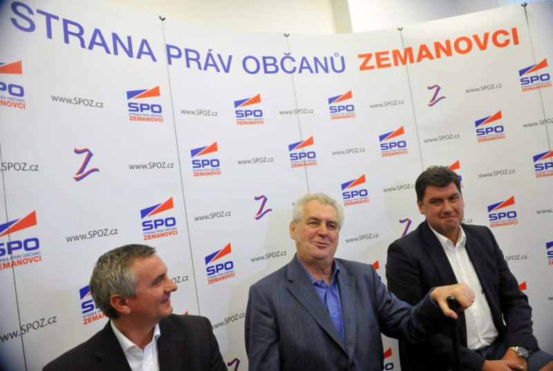 Mezi tváře Zemanovců patří i končící kancléř Vratislav Mynář (vlevo) a Zemanův poradce Martin Nejedlý (vpravo). Oba vzbuzují silné kontroverze.