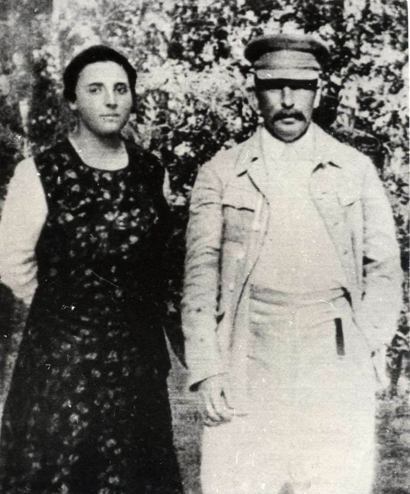 Josif Stalin na vzácné fotografii se svou druhou manželkou Naděždou.