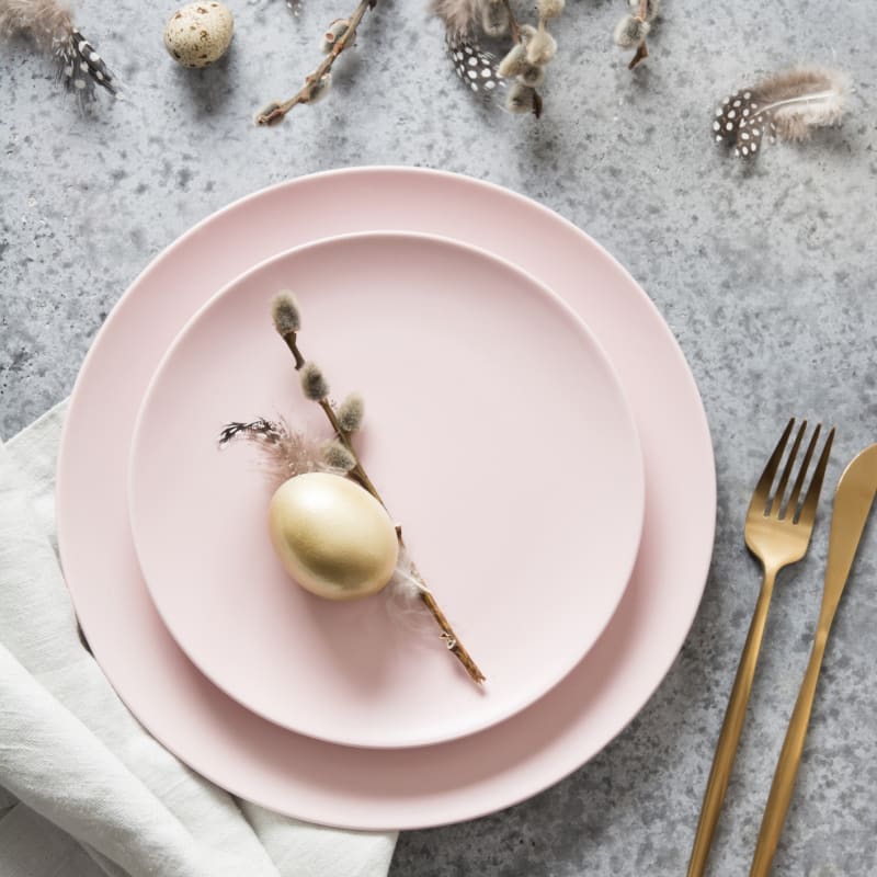 Moderní tvar talířů v romantickém odstínu růžové