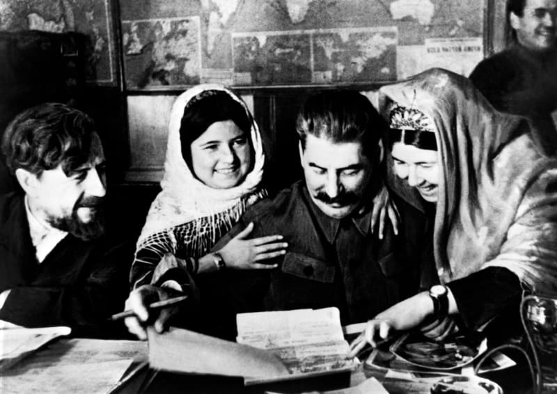 Naděžda (zcela vpravo) dle všeho trpěla depresemi a po 12 letech manželství se Stalinem spáchala sebevraždu.