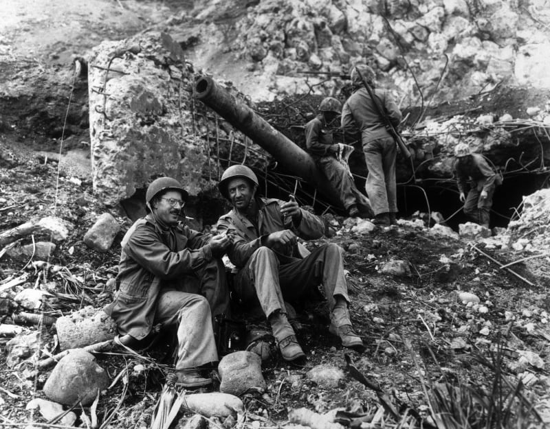 Válečný fotograf Joe Rosenthal (vlevo) před jedním z dobytých dělostřeleckých postavení na hoře Suribači