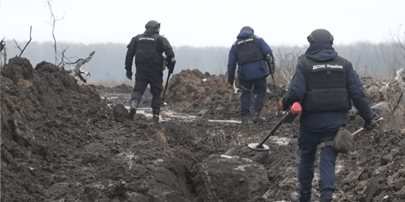 Štáb CNN natáčel s ukrajinskými ženisty, kteří vyhledávají a likvidují nevybuchlé miny a munici