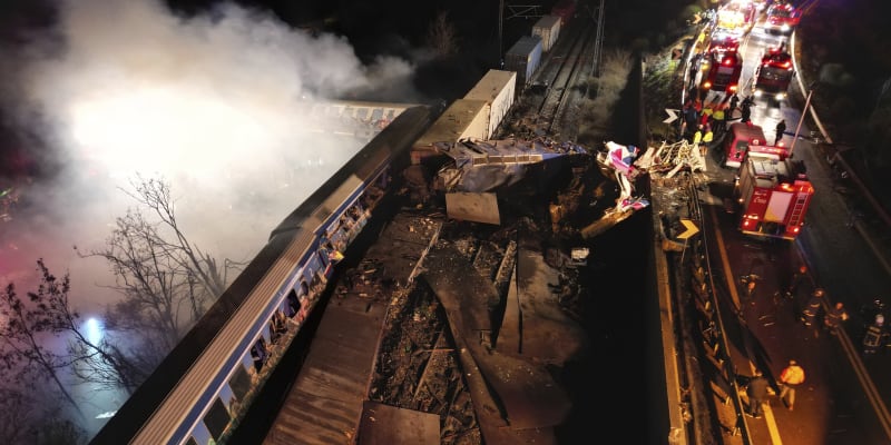 Po nehodě začalo několik vagonů hořet. Řada lidí utrpěla popáleniny.