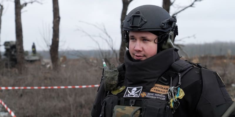 O odstraňování výbušnin se starají týmy ženijního vojska ukrajinské armády a pyrotechnici.