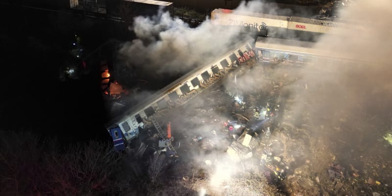 Po nehodě začalo několik vagonů hořet. Řada lidí utrpěla popáleniny.