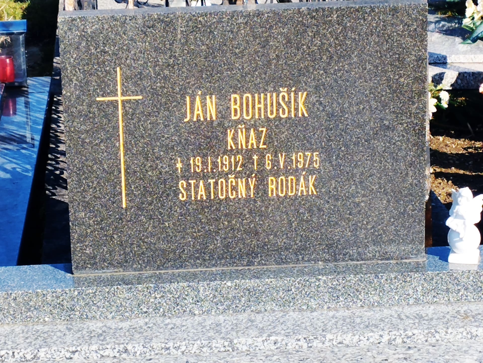 Hrob statečného kněze, který sousedí s hrobem Jána Kuciaka.