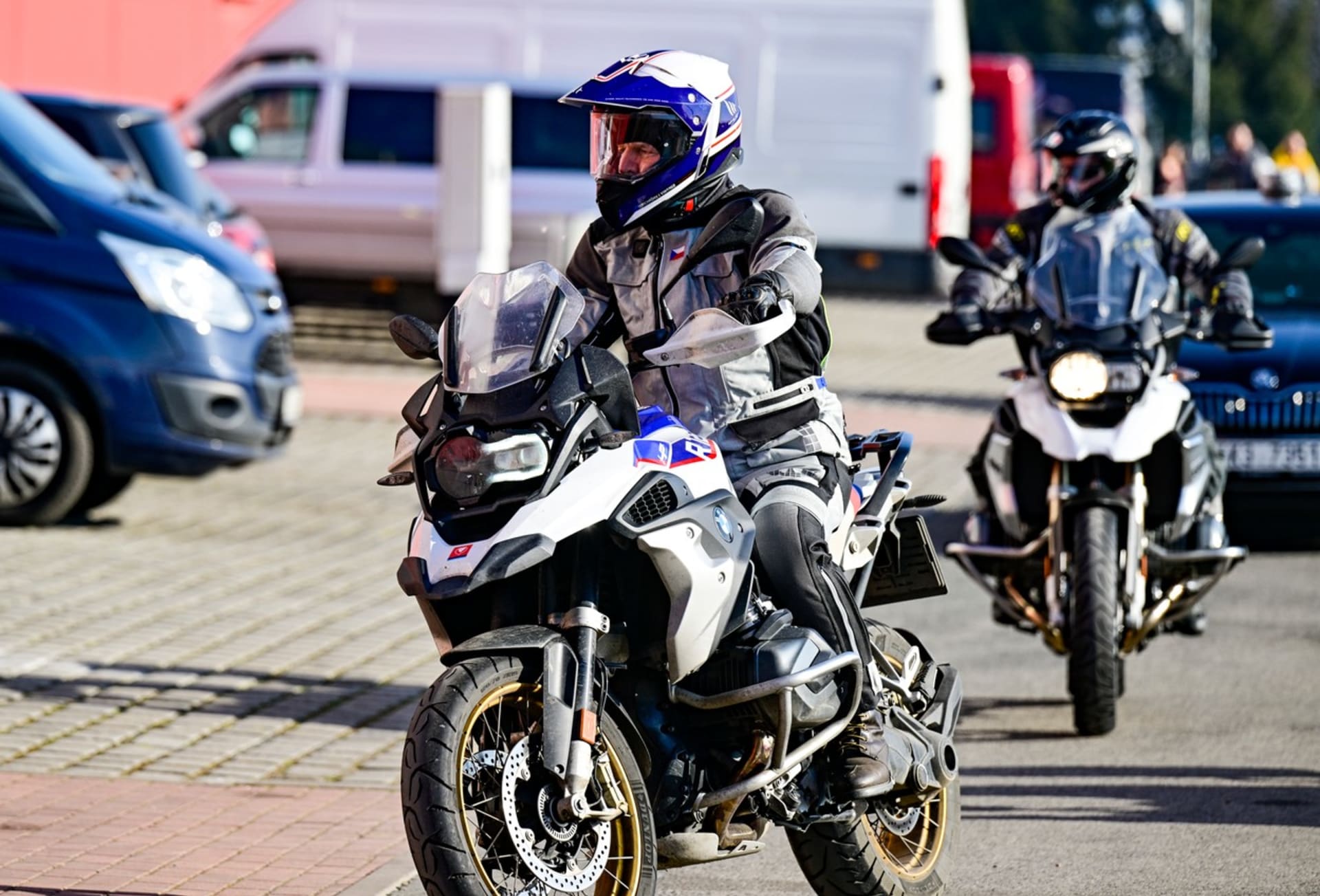 Petr Pavel přijel ze svého bydliště na vlastním motocyklu značky BMW.