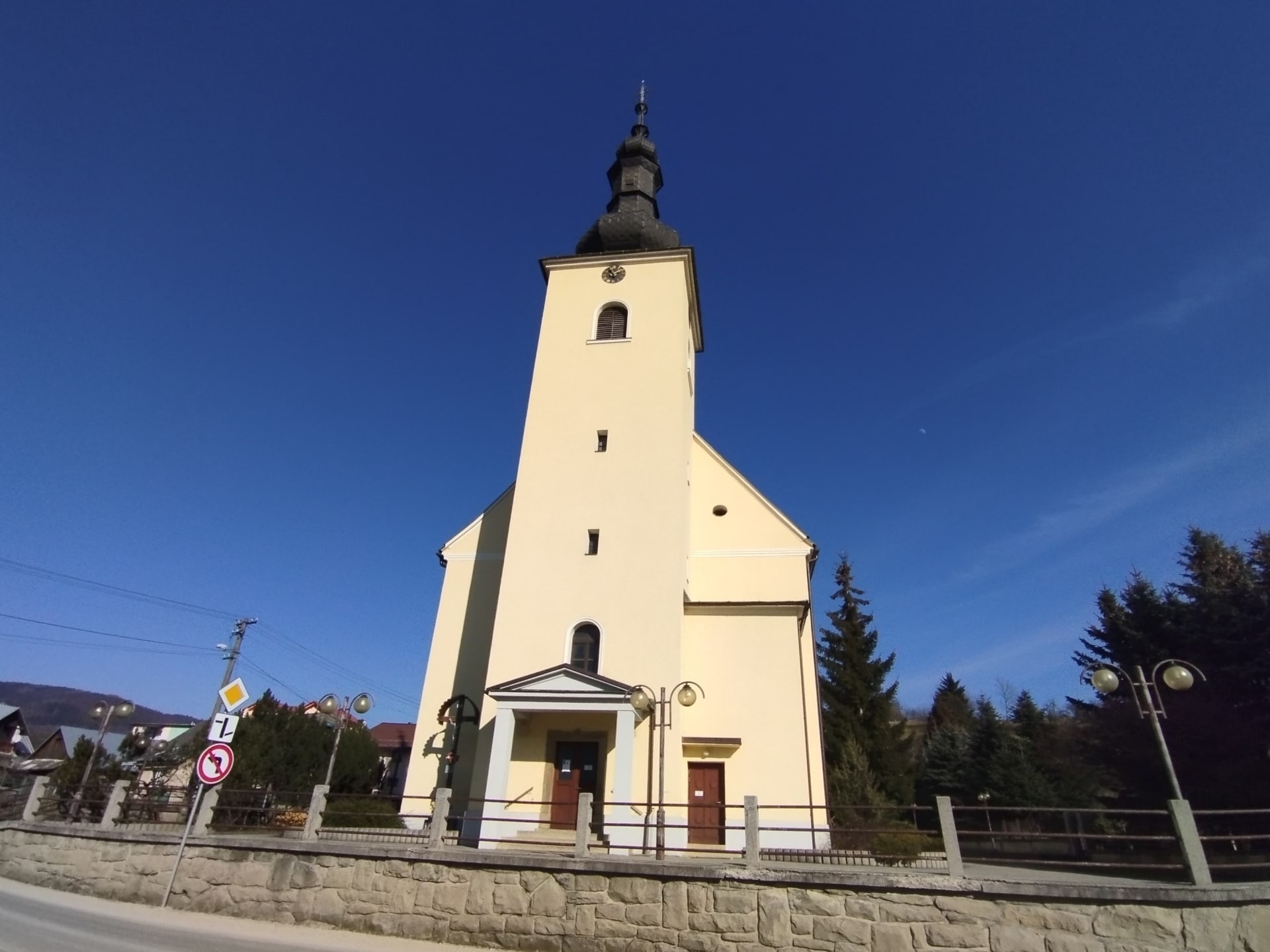 Kostel sv. Františka z Assisi v obci Štiavnik, v němž se odhrál pohřeb Jána Kuciaka, 3. března 2018.