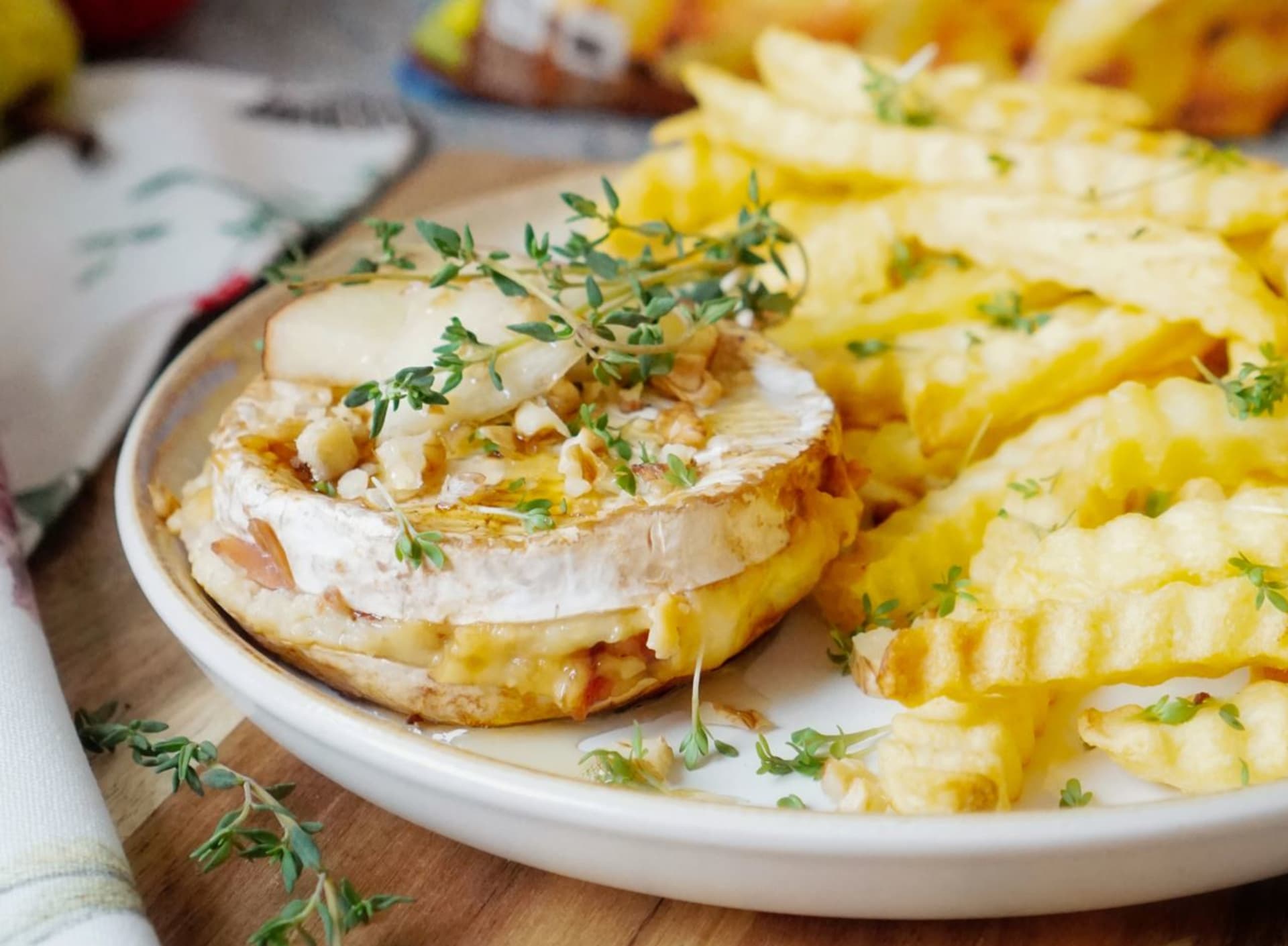 Baked armen stuffed with pear and ham with french fries