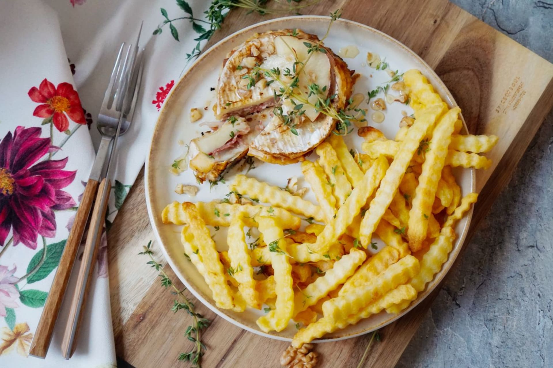 Baked armen stuffed with pear and ham with french fries