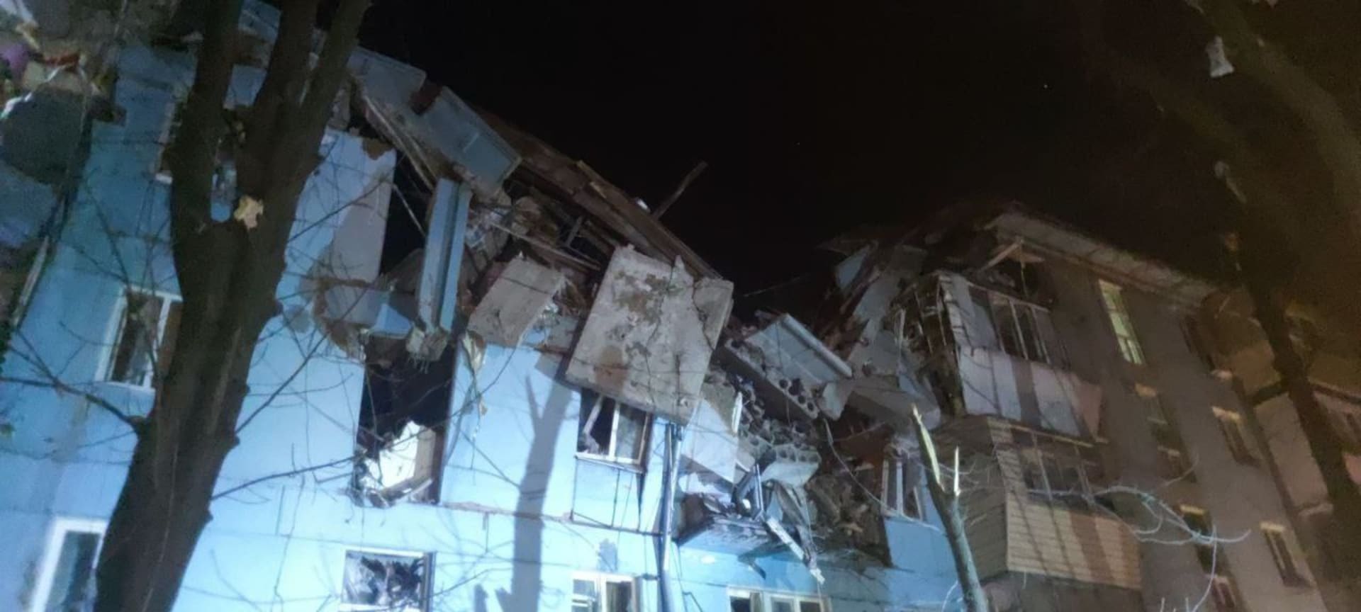Rusové v noci bombardovali Záporoží, zasáhli bytový dům.