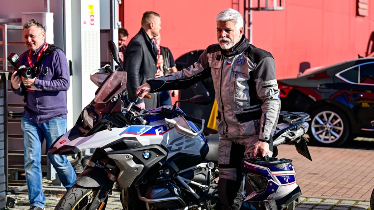 Petr Pavel na motorkářské výstavě v pražských Letňanech.