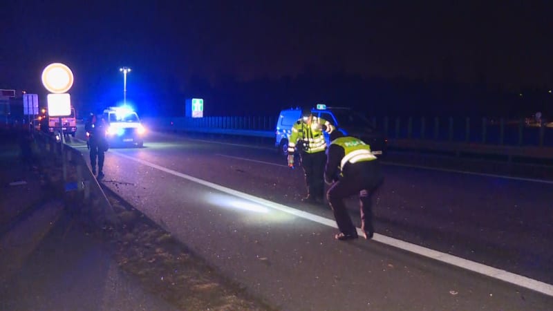 Při hromadné nehodě na dálnici D6 u Jenče jeden člověk zemřel.