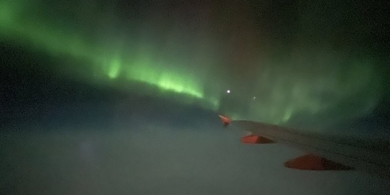 Polární záře, jak ji vyfotili cestující při letech, kdy piloti letadel kroužili kvůli většímu požitku pro pasažéry.