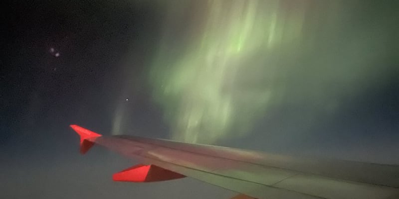 Polární záře, jak ji vyfotili cestující při letech, kdy piloti letadel kroužili kvůli většímu požitku pro pasažéry.