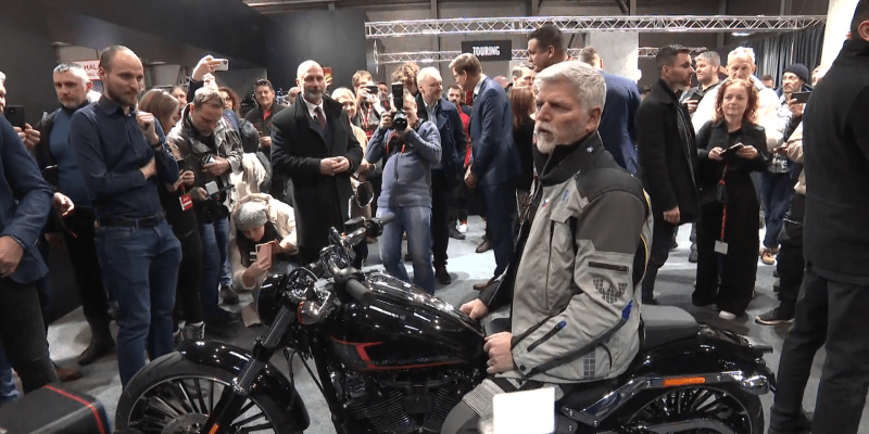 Petr Pavel na výstavě motocyklů v pražských Letňanech
