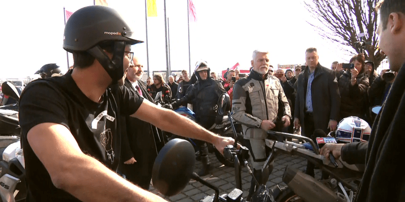 Petr Pavel na výstavě motocyklů v pražských Letňanech.