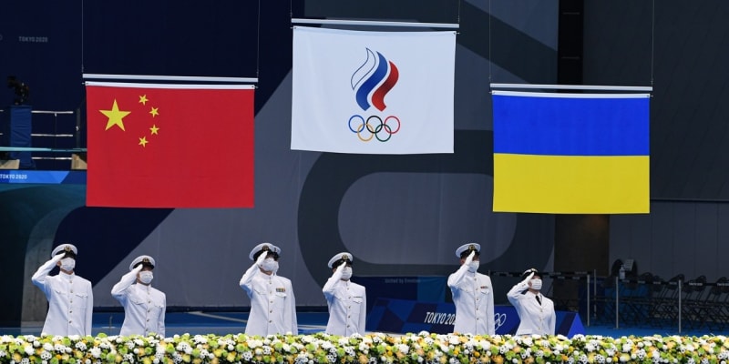 Bude na olympiádě v Paříži k vidění neutrální vlajka pro ruské sportovce? V takovém případě by na hrách chyběl ukrajinský prapor.