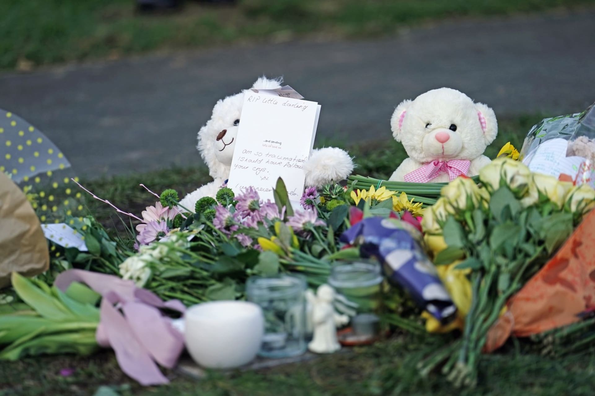 V anglickém Brightonu vznikl pomníček pro nalezené mrtvé dítě dvojice, která byla od ledna na útěku.