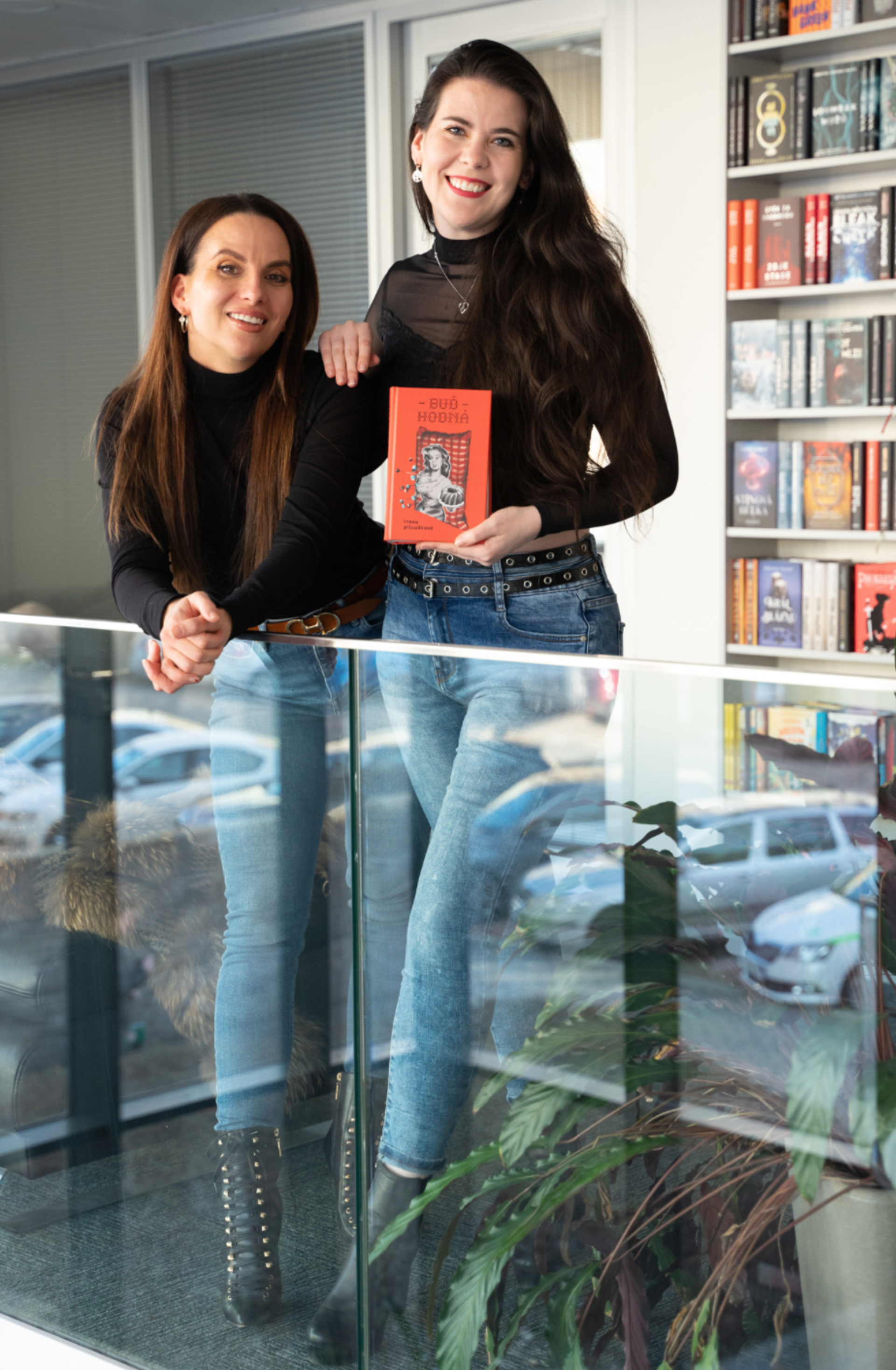 Irena Piloušková s ilustrátorkou Bárou Balgovou. Právě ona je autorkou motivu na přebalu knihy: Tak dlouho do ní bodali, až se sama stala pichlavou.
