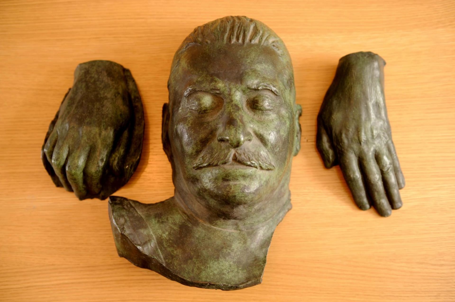 Stalinova posmrtná maska s odlitky rukou