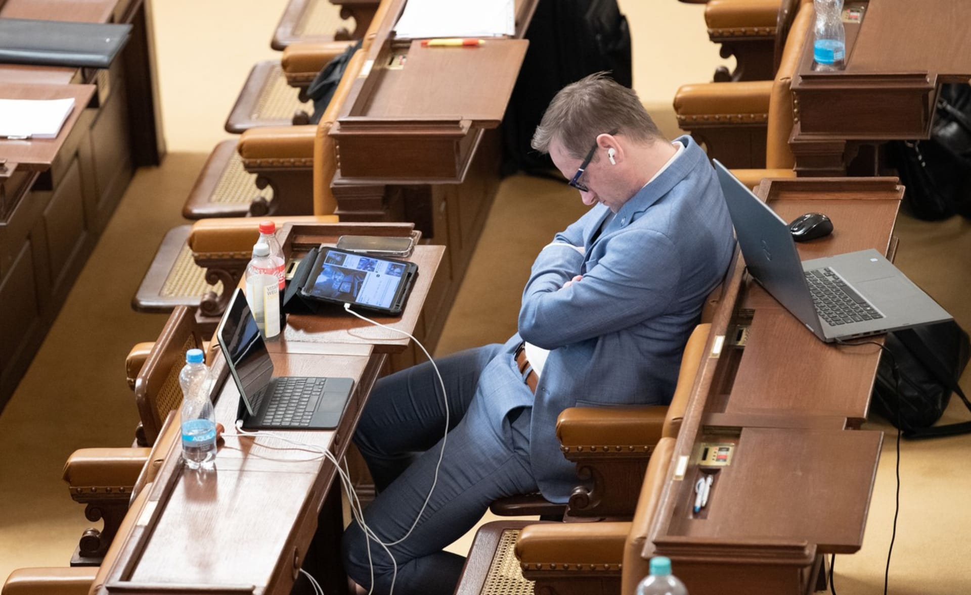 Poslanec Jakub Janda (ODS) během mimořádné schůze Sněmovny